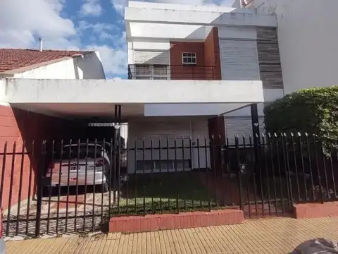 CASA ESTILO RACIONALISTA 5 AMBIENTES PATIO CON PARRILLA Y TERRAZA Y COCHERA RAMOS MEJIA