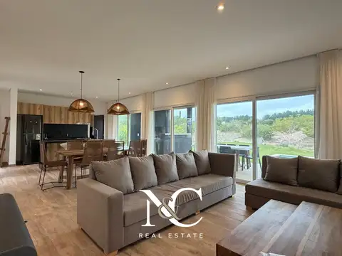 Casa en venta en Costa Esmeralda 4 dormitorios, piscina y fondo libre