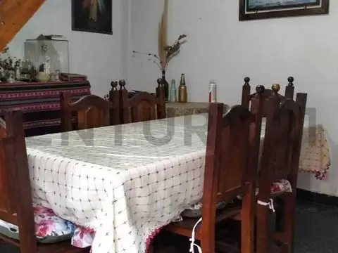 Casa 6 ambientes con 2 baños