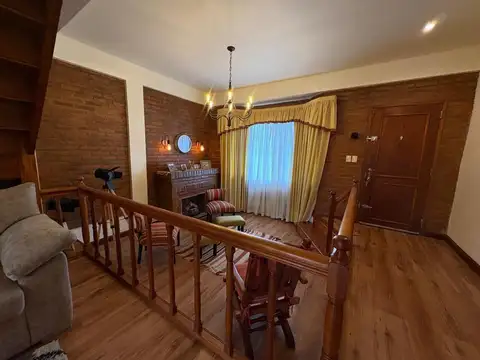 Casa en Alquiler con 3 cocheras