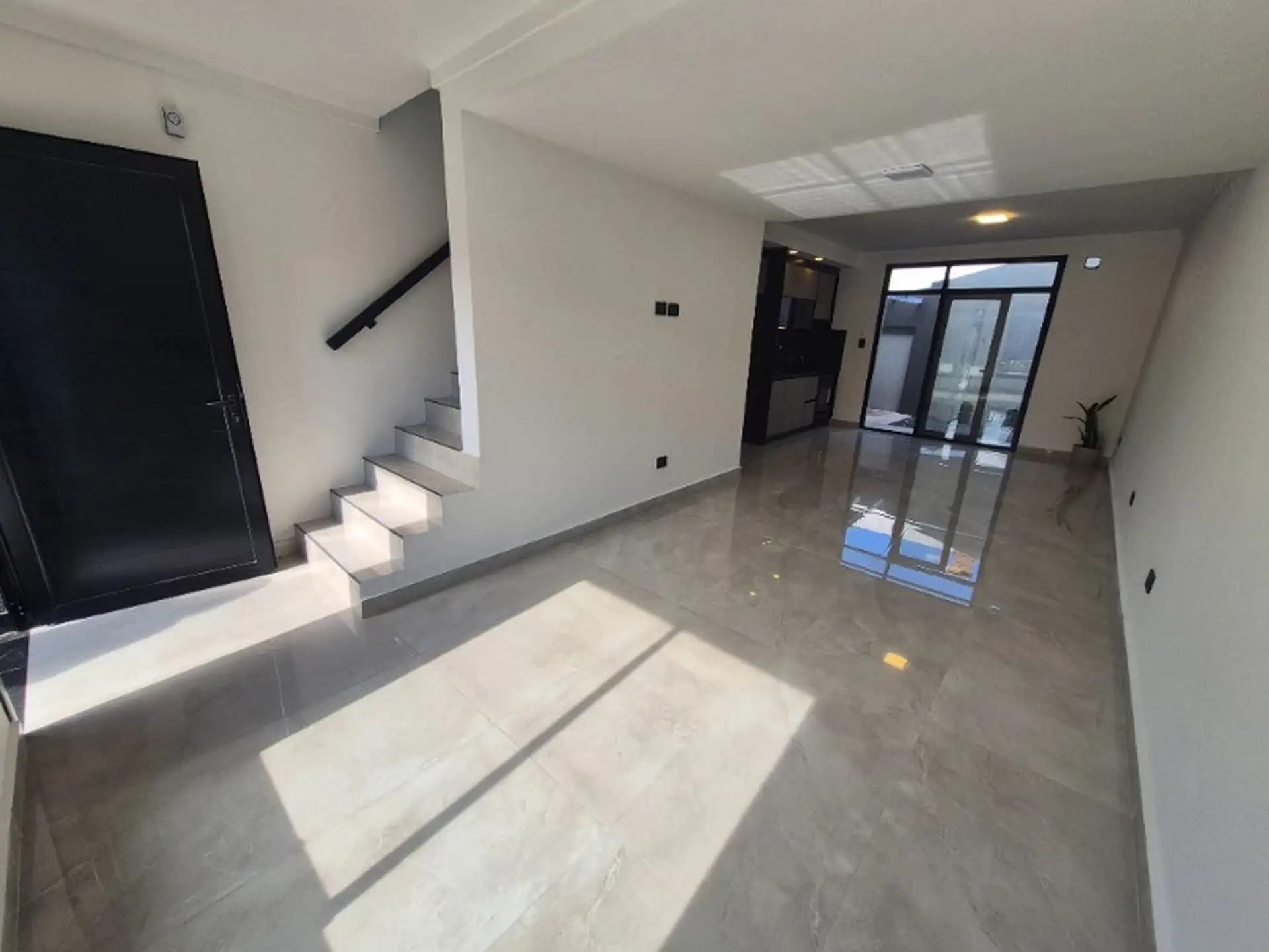Duplex 3 amb a estrenar con cochera y patio — Parque Luro
