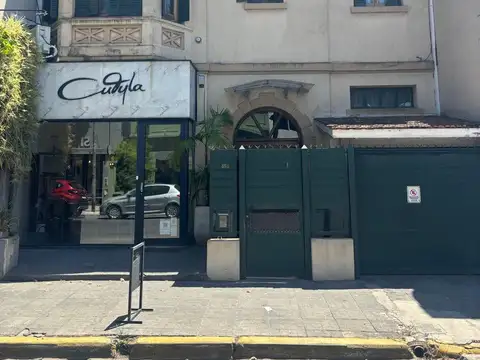 Casa con Local en venta estilo ingles, ideal para uso comercial por su excelente ubicación