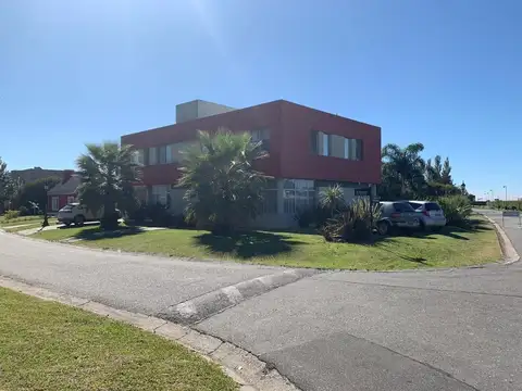 Casa 7 ambientes con 5 baños