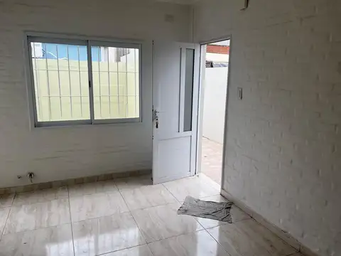 VENTA DE DEPTO P/BAJA CON PATIO/apto credito