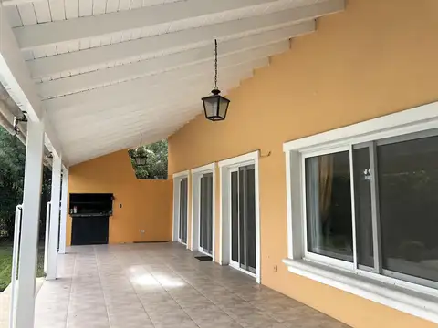 Casa 6 ambientes con 3 baños