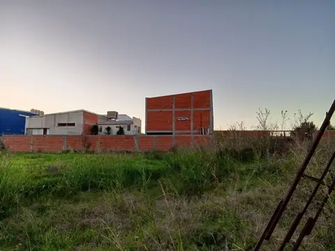 LOTE EN VENTA SOBRE ASFALTO 337 m2 A PASOS DE AVENIDA 7
