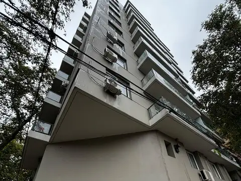 Un Dormitorio. Al Frente. Semi Nuevo. Luminoso. Sobre Bv. Avellaneda