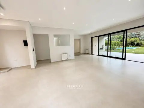 Casa en Venta con 3 cocheras