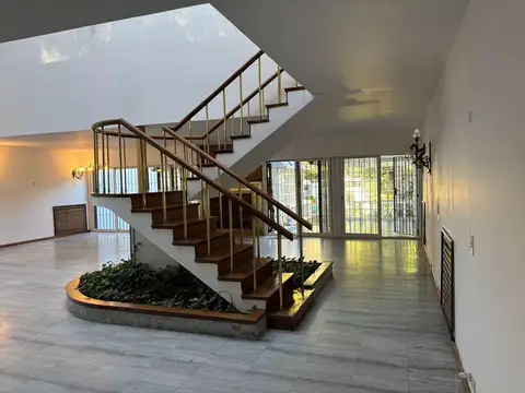 Casa en Venta con 3 cocheras