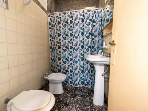 CASA DE PASILLO EN VENTA 3 DORMITORIOS B. LOURDES