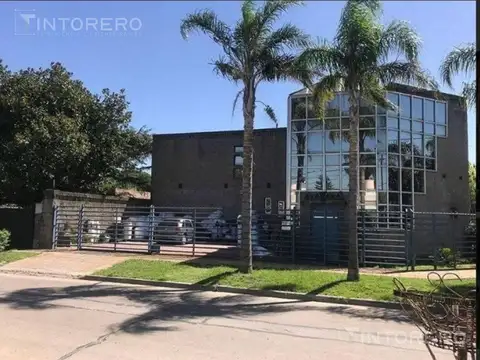 Alquiler oficinas y fábrica con monta carga y playa de estacionamiento en Ituzaingó.