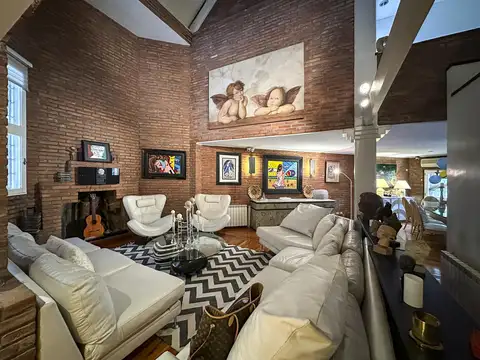 Casa de 5 dormitorios con 6 baños, 3 cocheras, pileta y quincho