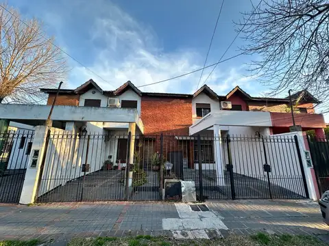 VENTA DUPLEX 3 AMBIENTES FRENTE - COCHERA Y PATIO  LUMINOSO - SIN EXPENSAS - PERMUTA Y APTO CREDITO
