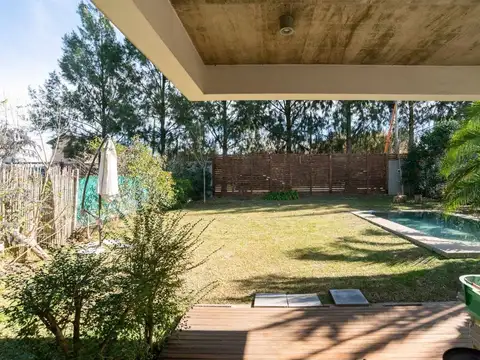 CASA EN VENTA  EN CITY BELL 3 DORMITORIOS