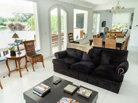 Casa - Venta - Argentina, Quilmes - Av. Caseros 1600