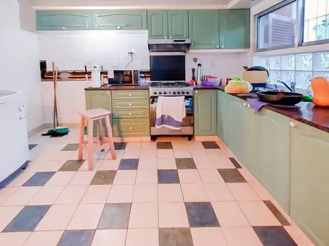 Casa 6 ambientes con 2 baños