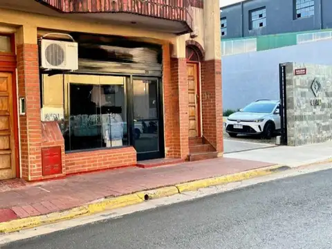 Local céntrico con Vidriera