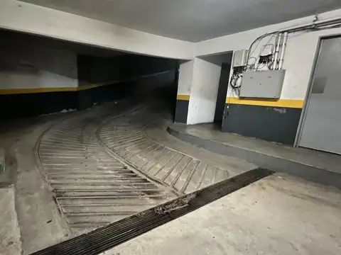 19 Cocheras y un dos ambientes con balcón