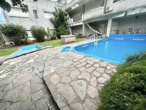 Departamento 3 ambientes en primer piso por escalera.