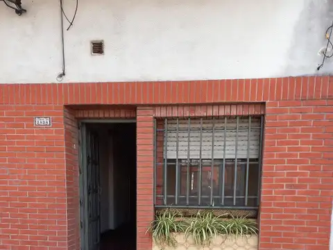 Monoambiente tipo casa al frente con entrada independiente apto comercio.
