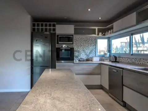 Casa 5 ambientes con 3 baños
