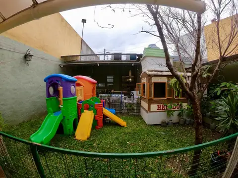Vivienda multifamiliar. Amplios ambientes y garage.