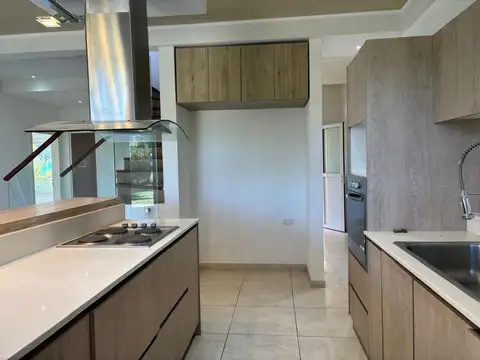 Casa en Alquiler con 2 cocheras
