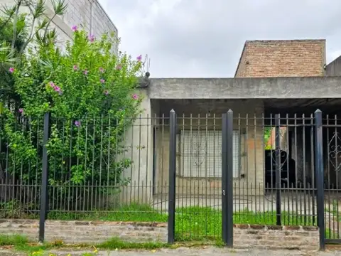 Casa con doble cochera y mucho potencial en Isidro Casanova