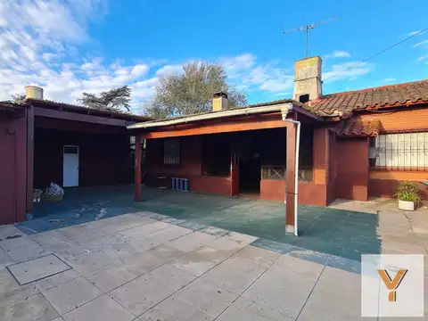Casa en venta - 5 Dormitorios 2 Baños - Cochera - Pileta - 280Mts2 - Manuel B. Gonnet