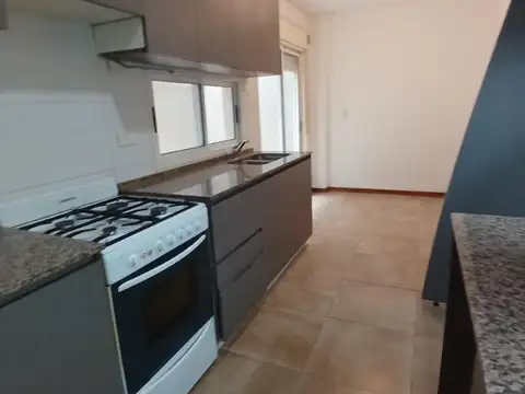 Departamento 4 ambientes con patio y cochera