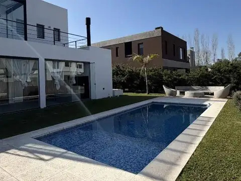 Casa 5 ambientes con 4 baños