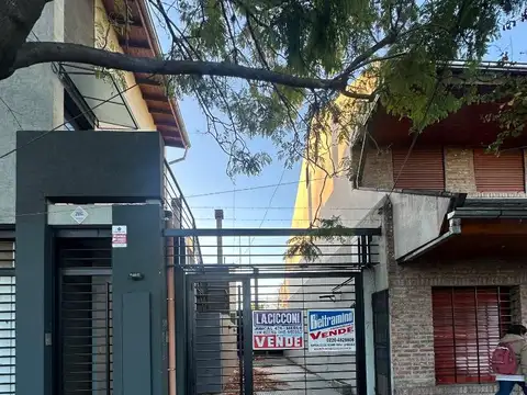 VENTA DEPARTAMENTO 2 AMBIENTES AMPLIO CON PATIO COCHERA MERL