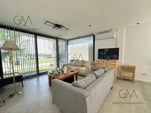 Casa en Alquiler con 2 cocheras