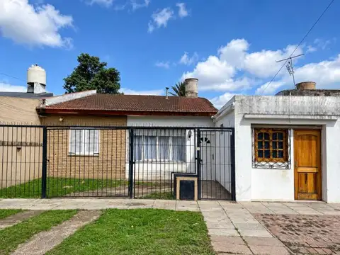 VENTA CASA 6 AMBIENTES JOSE C PAZ JARDIN Y COCHERA en UNA PLANTA