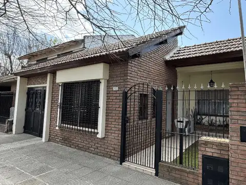 Casa  4 ambientes Boston 700 Temperley Garage cubierto, Quincho Jardín Patio Terraza 