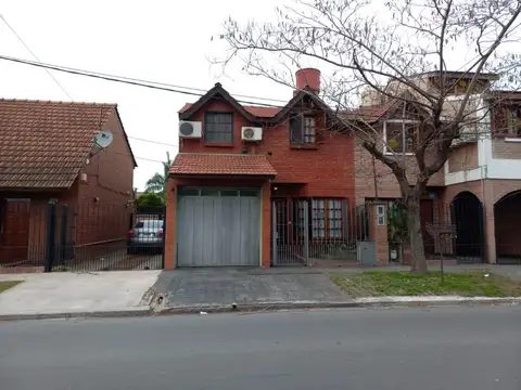 Casa - Venta - Argentina, La Matanza - TTE. PRIMERO EDUARDO IBAÑEZ 205