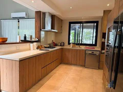 Casa en Venta con 3 cocheras