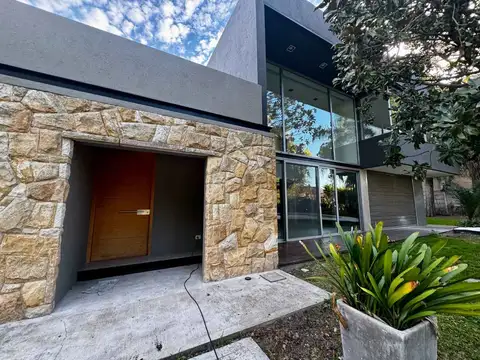 Casa 6 ambientes con 3 baños