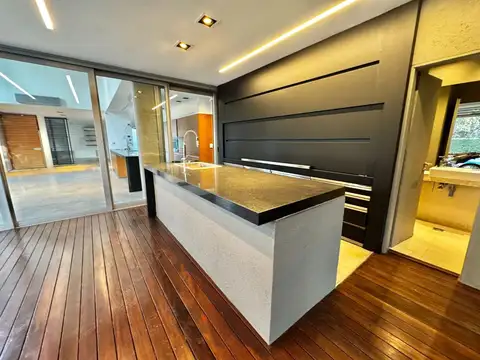 Casa en Venta con 3 cocheras
