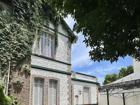 Casa 7 ambientes con 2 baños