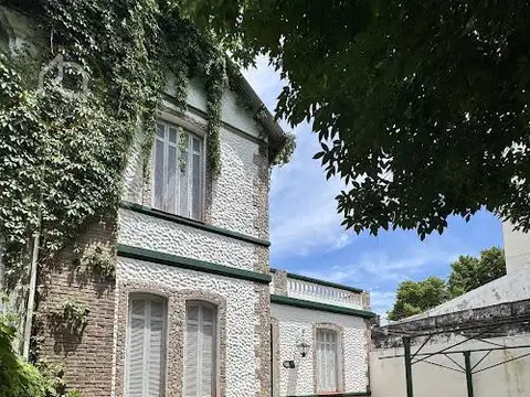Casa 7 ambientes con 2 baños