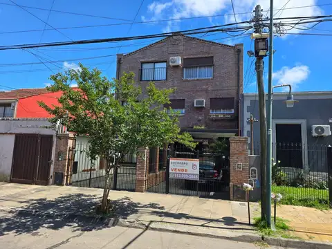 Dúplex 5 Ambientes en Venta en Martínez – 4 Dormitorios, Jardín de 20 m², Parrilla y Cochera