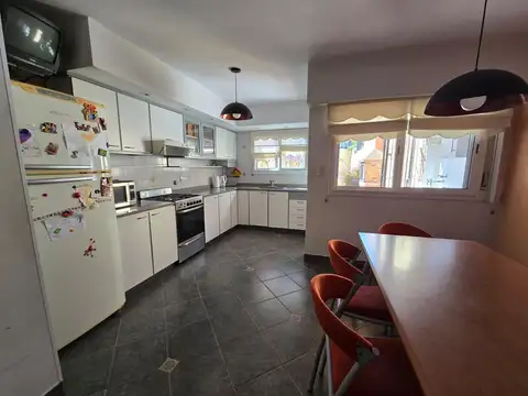 Casa 5 ambientes con 2 baños