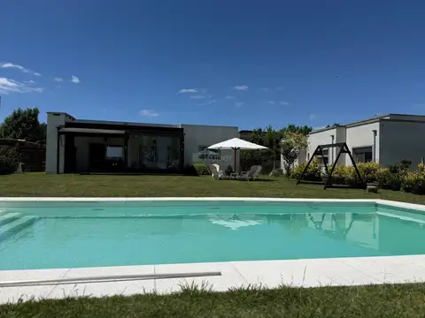 BARRIO SANTA GUADALUPE, CASA 3 DORMITORIOS Y PILETA, PILAR DEL ESTE