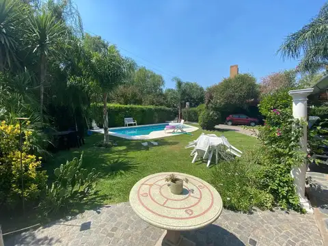 Casa en Venta con 2 cocheras