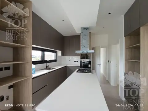 casa con espejo de agua