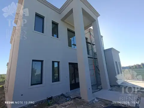 casa con espejo de agua