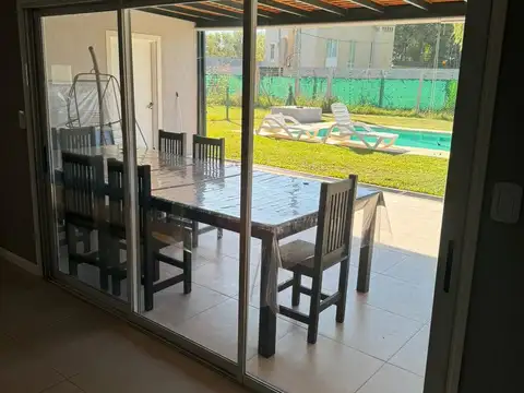 Casa en  Barrio Privado Alvarez del Bosque 4 amb con Pileta Escritorio