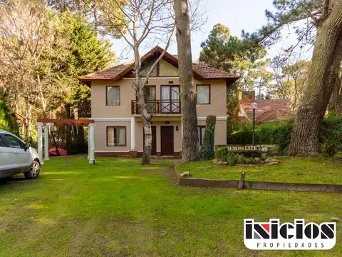 Triplex: Av Interbalnearia N° 49 E/ Av 1 y Los Jazmines - Costa del Este - C967