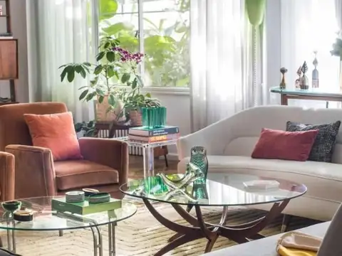 Casa Racionalista en venta en Acassuso. 5 Dormitorios. Quincho. Pileta. Cochera cubierta.